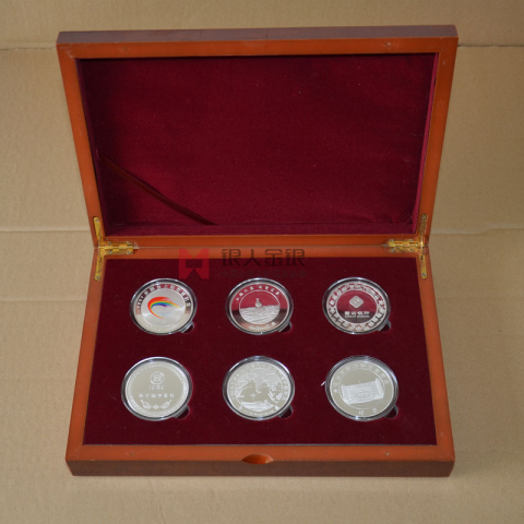 東莞某企業(yè)定制銀幣套裝禮盒贈品